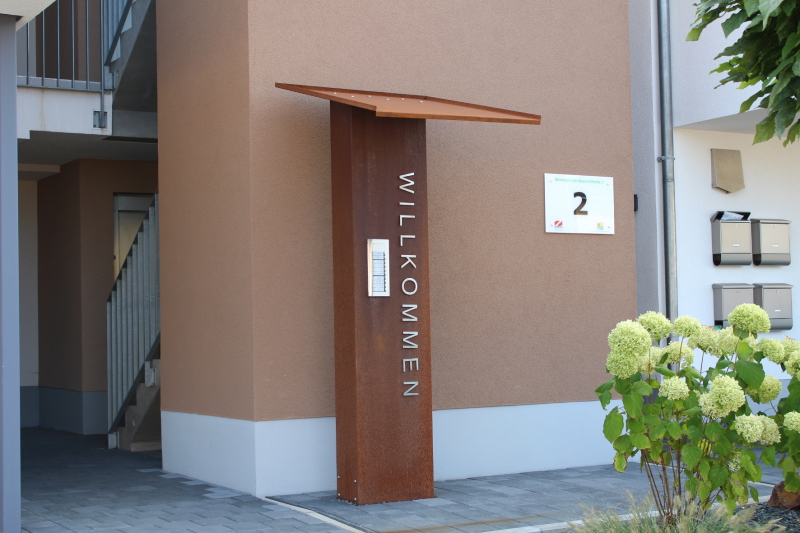 Fertiggestelltes Mehrfamilienhaus mit Balkonen